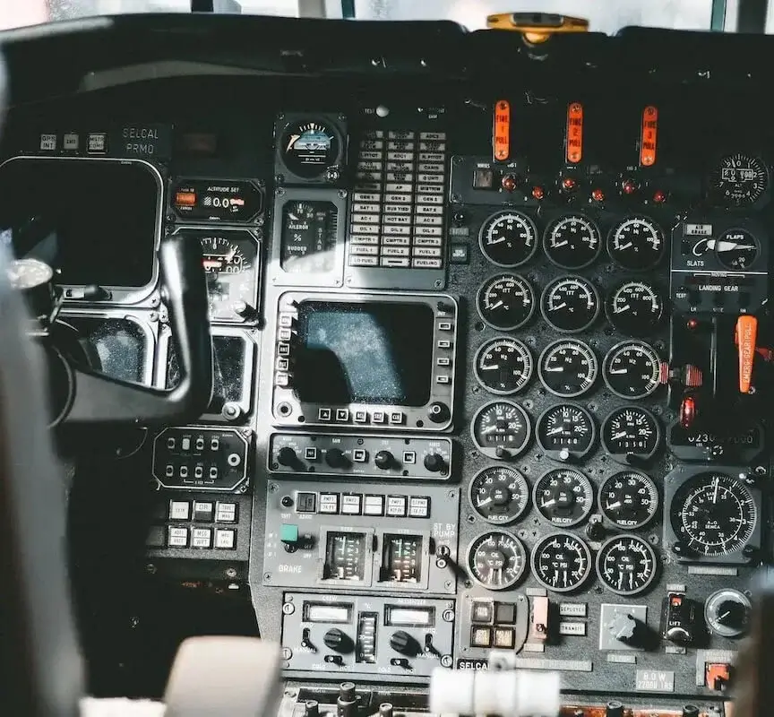 Ein Flugzeug Cockpit mit vielen Schaltern